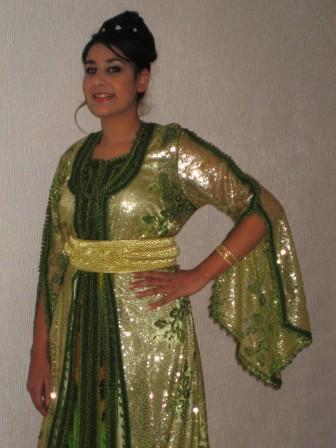 Frau in gruenen arabischen Abendkleid